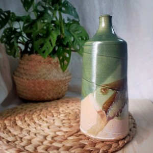 Bouteille verte et rose-Soliflore ou flacon d'huile